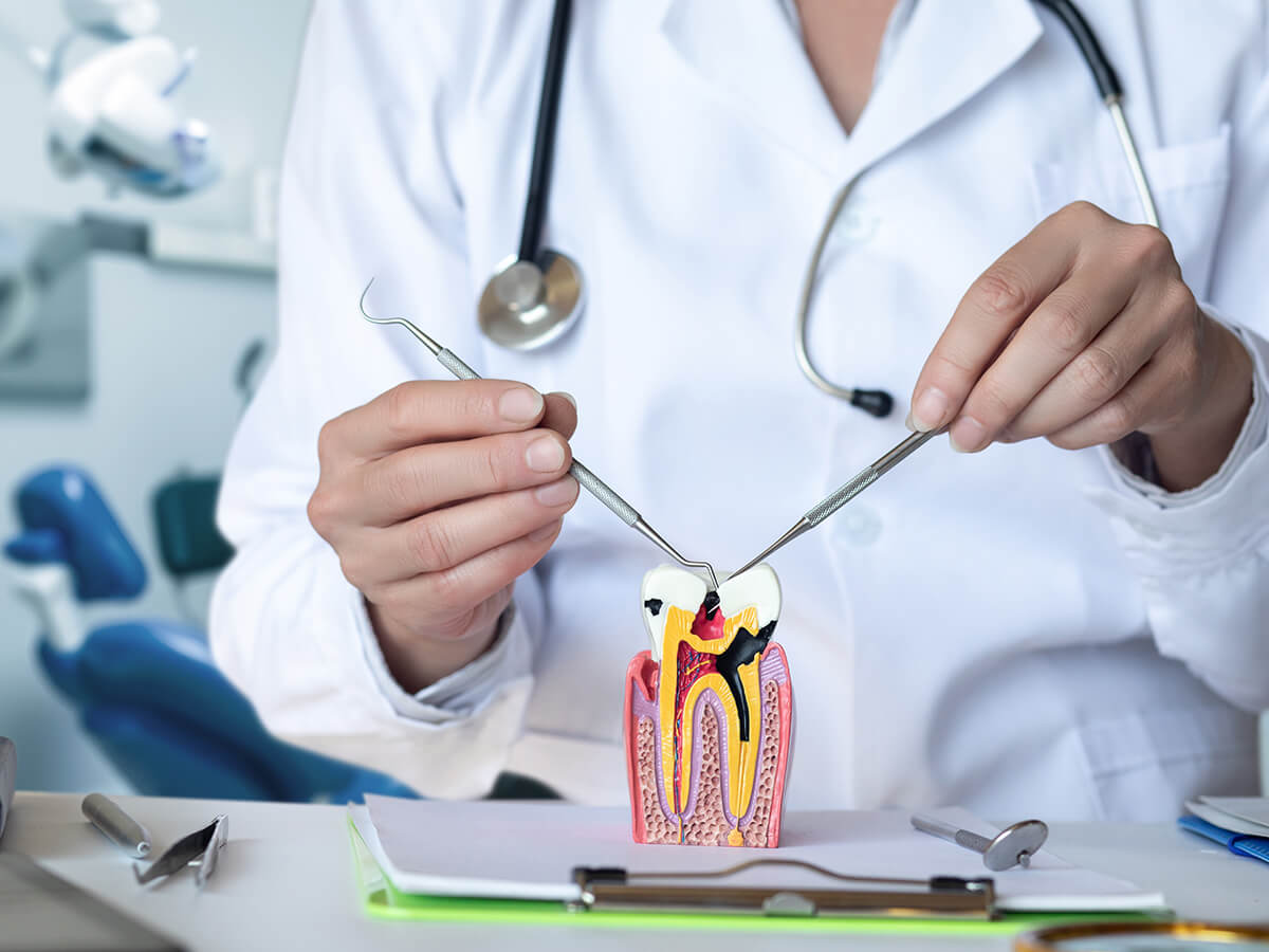 Root-Canal-Warning-Signs-Pain-Swelling-and-Other-Indicators